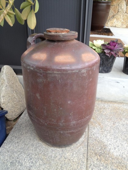 オリーブを塩蔵漬けする壷