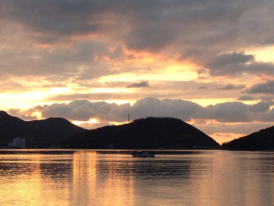 漁船や船が海へ